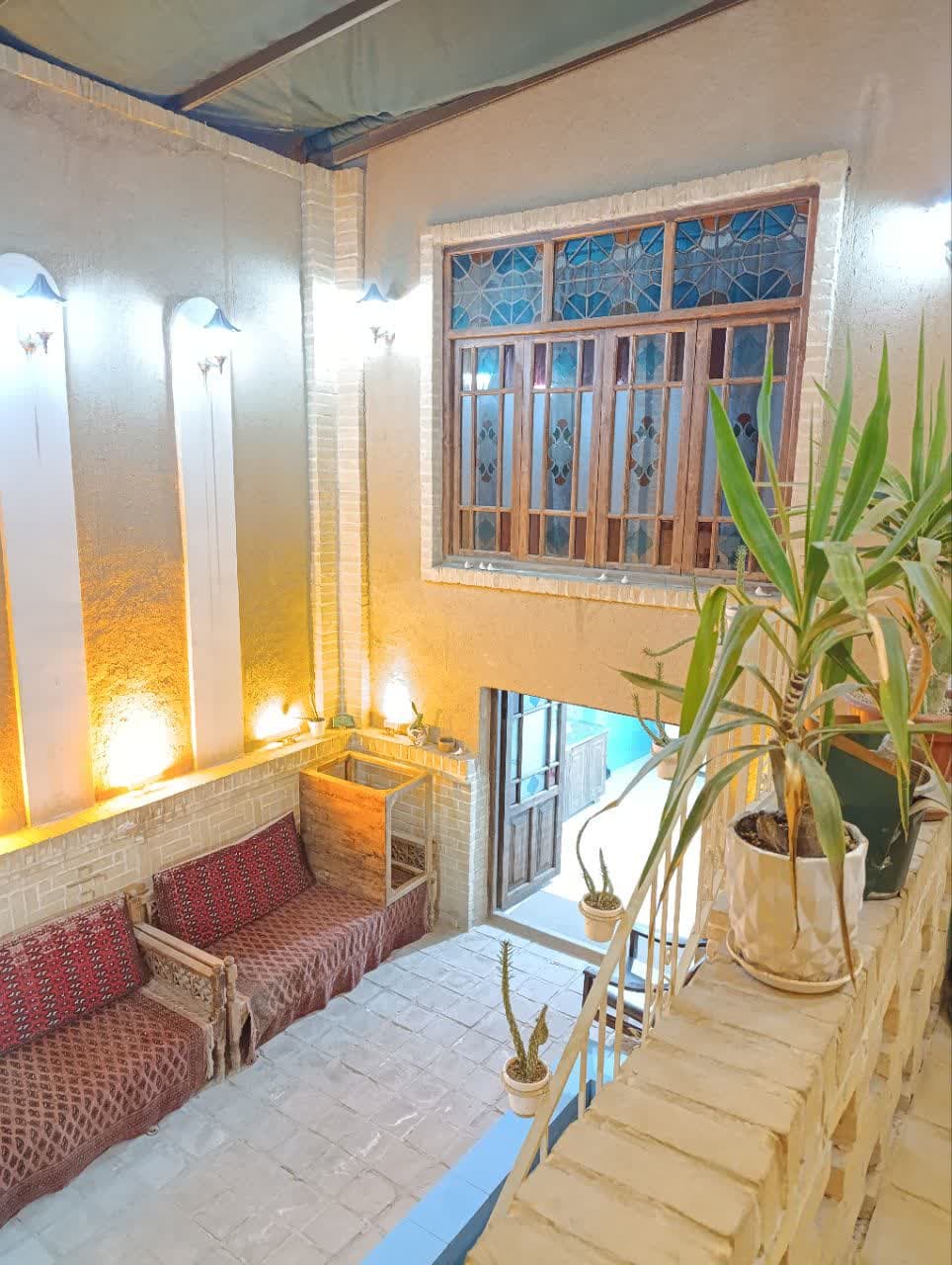 حیاط مرکزی هتل سنتی سمنانی‌ها