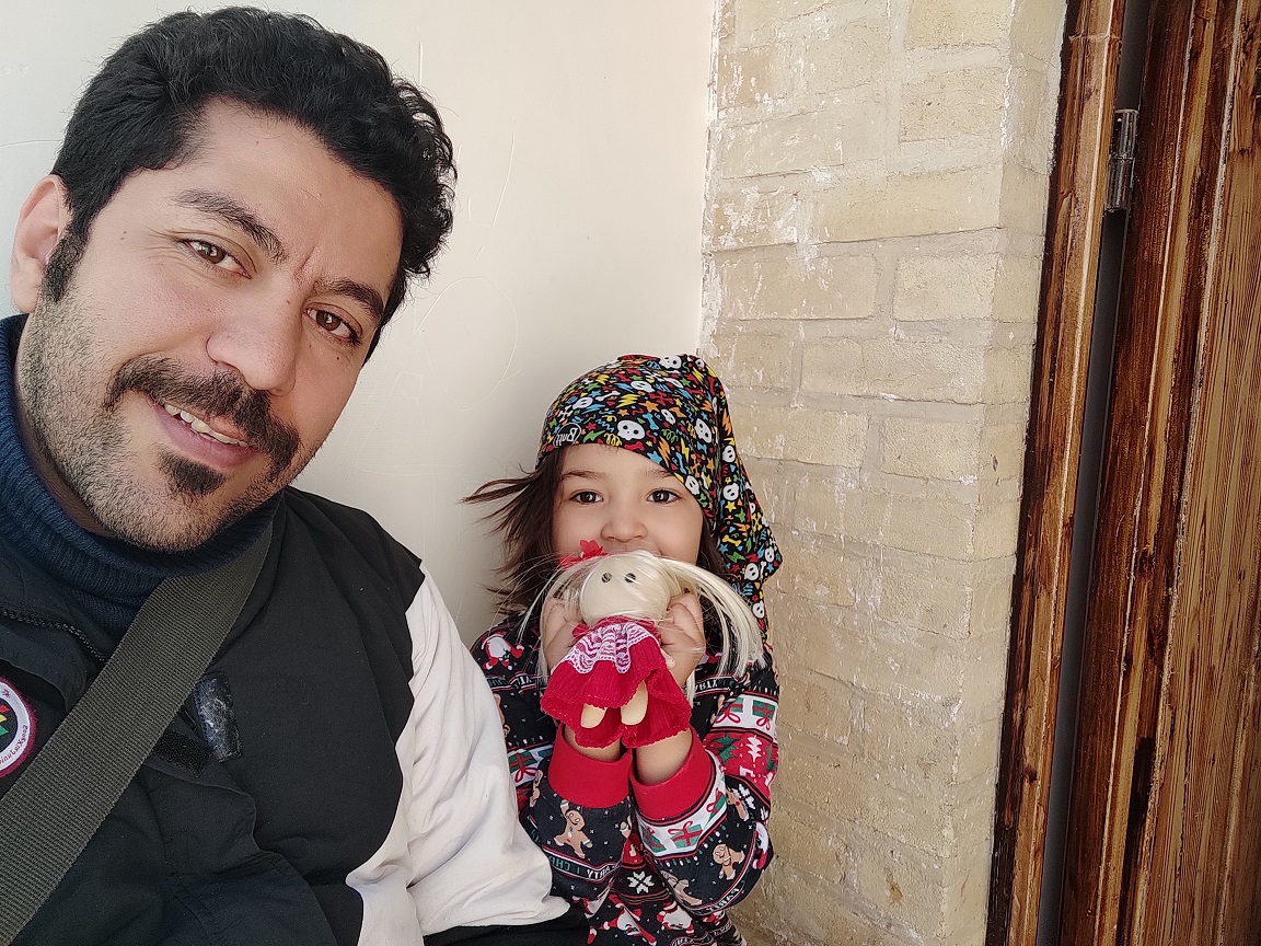 دختری که سمنان را با یک عروسک به یاد سپرد